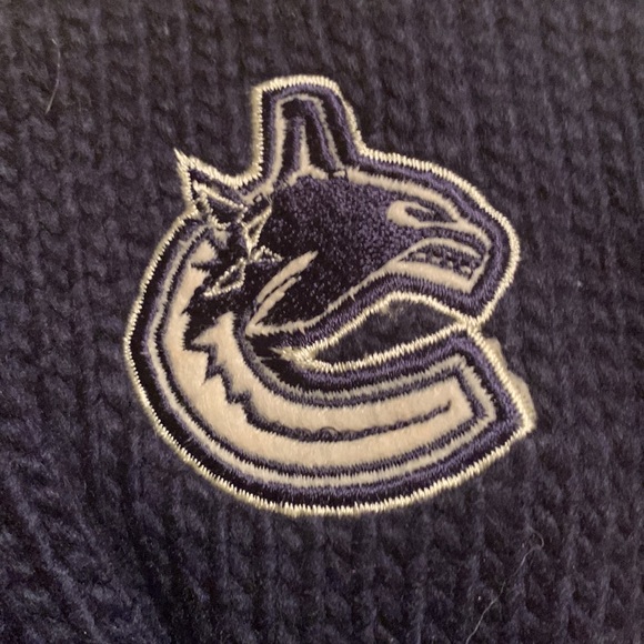 NWOT Knitted Canucks Mittens - Picture 3 of 7